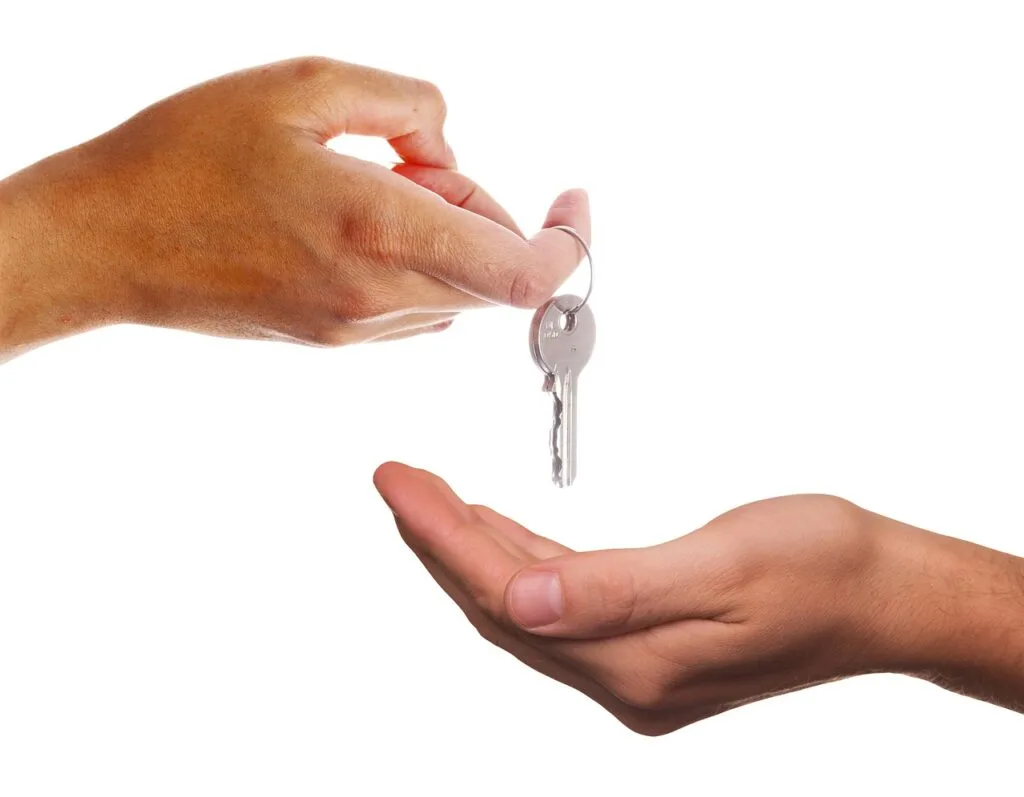 Remise de clés entre deux personnes – transaction immobilière