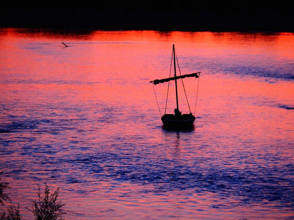 Toué cabanée sur la Loire au coucher du soleil – patrimoine ligérien