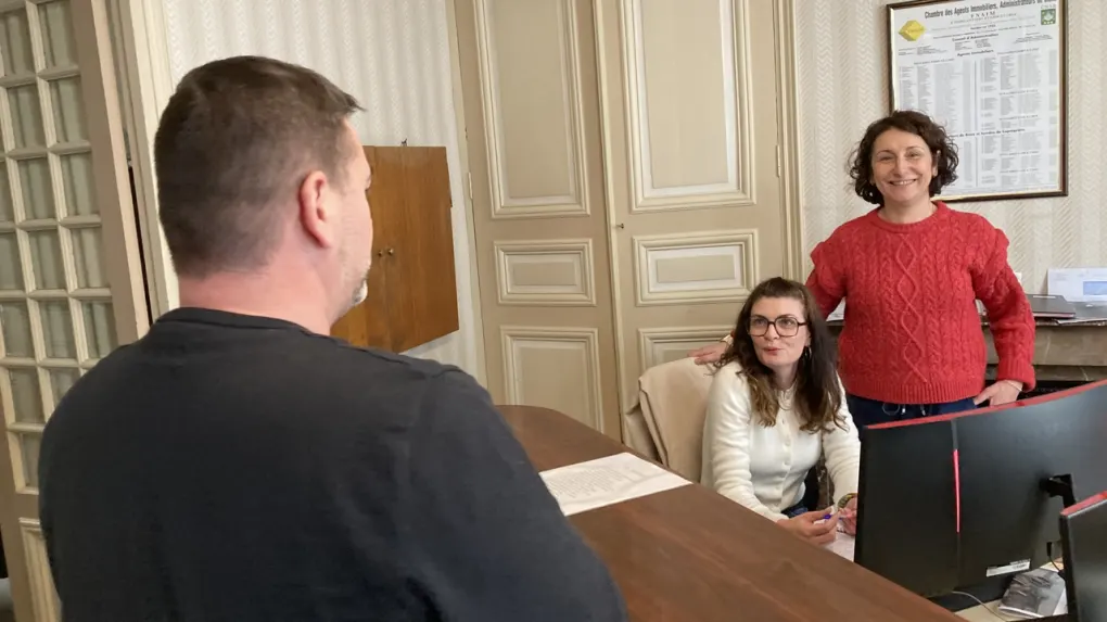 Accueil de l’Agence Motte à Tours, échange entre des membres de l’équipe dans les bureaux de l’agence immobilière indépendante